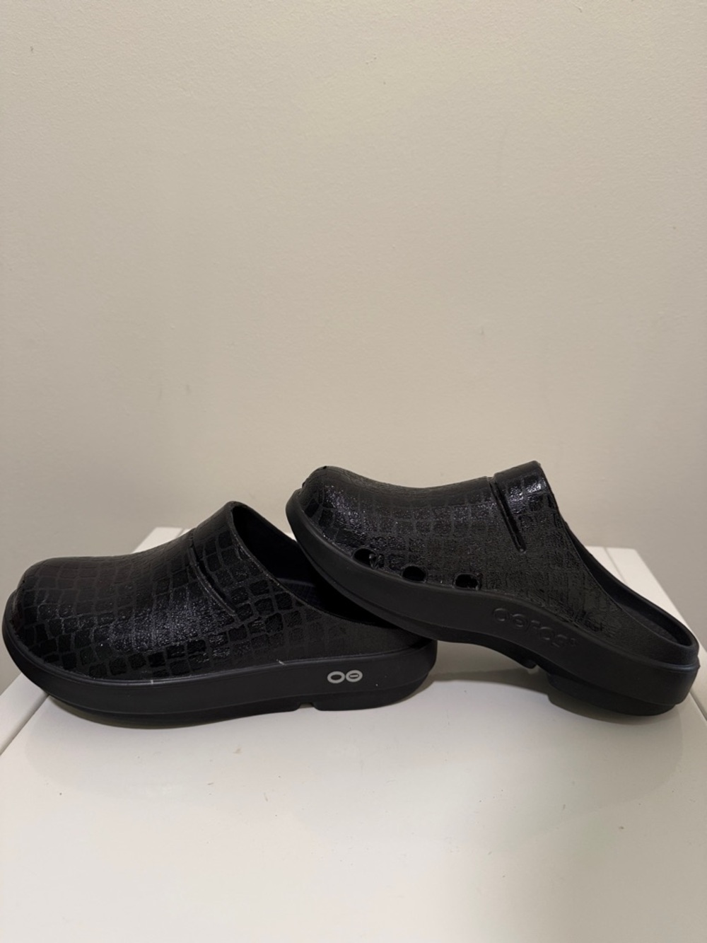 OOFOS Unisex Black Croc-Embossed Slip-On Clog W6/M4 - Picture 7 of 9
